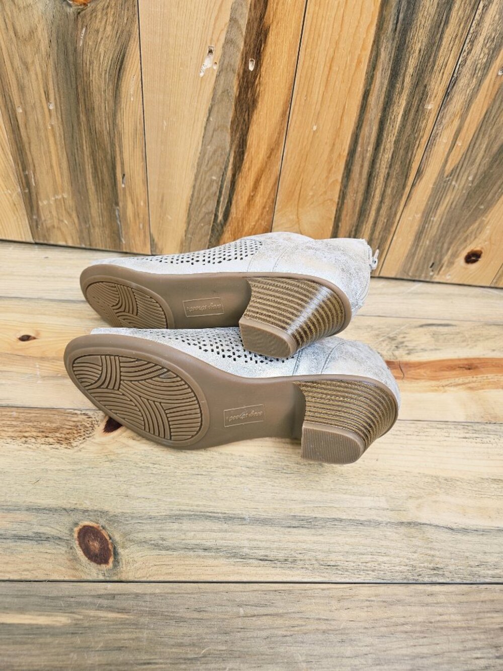 Easy Street Metallic Perforated Peep-Toe Booties Heel Size 9 - Picture 6 of 7